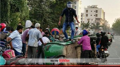 উল্টে যাওয়া সিএনজি অটোরিকশা