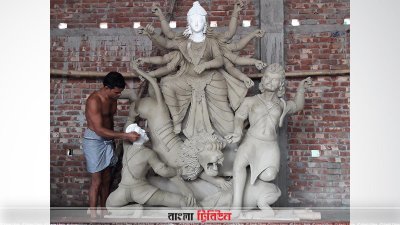 প্রতিমা তৈরি শেষ এখন রংয়ের কাজ করছে শিল্পিরা