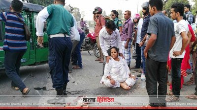 সিএনজি অটোরিকশা উল্টে অল্পের জন্য রক্ষা পেলেন এই যাত্রী