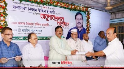 পূজামণ্ডপের জন্য অনুদান দিচ্ছেন সংসদ সদস্য নিজাম হাজারী
