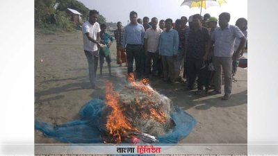 মানিকগঞ্জে মৎস শিকারীদের কাছ থেকে আটক জাল পুরিয়ে ফেলা হচ্ছে