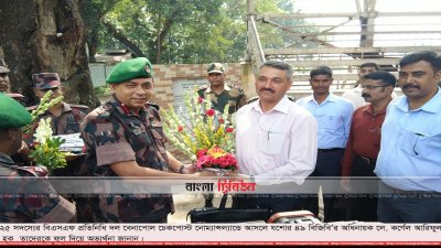 বিএসএফ প্রতিনিধি দলকে অভ্যর্থনা জানান বিজিবির যশোর ৪৯-এর অধিনায়ক লে. কর্নেল আরিফুল হক 
