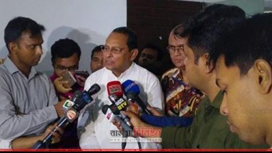 গণমাধ্যম কর্মীদের প্রশ্নের জবাব দিচ্ছেন তথ্যমন্ত্রী