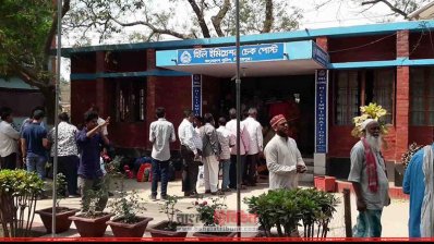 হিলিতে যাত্রী পারাপার বেড়েছে দ্বিগুণেরও বেশি