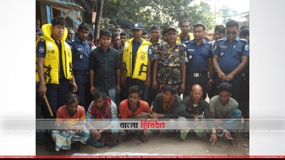 আটক জেলেদের ছয় জন (নিচে বসা)