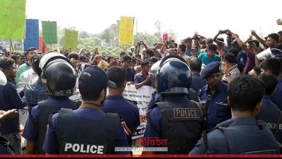 টাস্কফোর্স কার্যালয় ঘেরাও করতে গেলে বিক্ষোভকারীদের বাধা দেয় পুলিশ (ছবি&ndash; প্রতিনিধি)