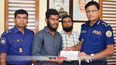 বরিশালে রিকশাচালকের ছেলের মেডিক্যালে ভর্তির দায়িত্ব নিলেন ডিআইজি