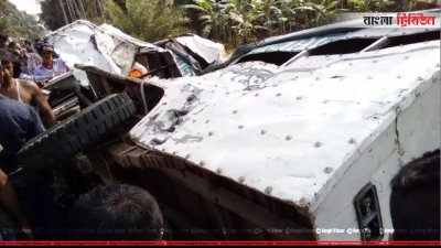 রাজবাড়ীতে পিকআপে ট্রেনের ধাক্কায় নিহত ৩