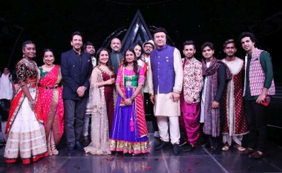 অতিথি ও প্রতিযোগীদের সঙ্গে তিন বিচারক