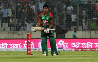 ব্যাট দুলিয়ে ইমরুলের সেঞ্চুরি উদযাপন