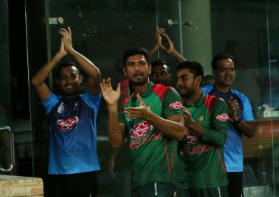 সতীর্থরা অভিনন্দন জানাচ্ছেন ইমরুলকে