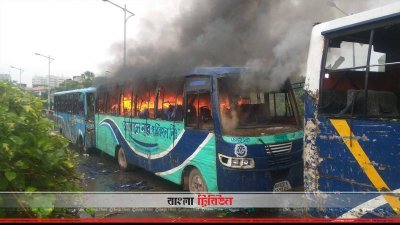শিক্ষার্থীদের চাপা দেওয়ায় জাবালে নূরের একটি বাসে অগ্নিসংযোগ করে বিক্ষুব্ধরা। (গত বছরের ছবি) 