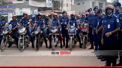 হেলমেট ব্যবহারে সাধারণ জনগণকে উদ্বুদ্ধ করতে সাতক্ষীরা শহরে পুলিশের মোটরসাইকেল মহড়া