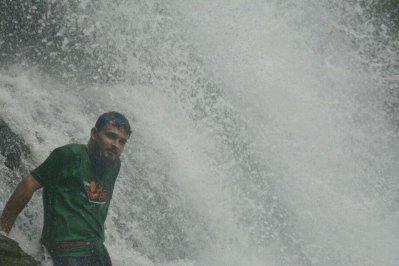 ঝরনার শীতল জলে একটু গা ভিজিয়ে নিলাম