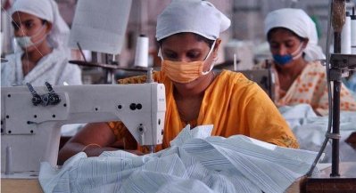 বাংলাদেশের পোশাক কারখানায় কর্মরত শ্রমিকরা