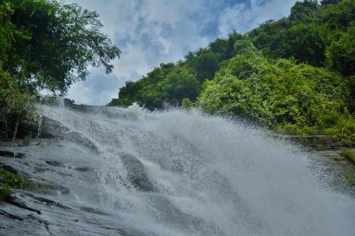 এভাবেই ছুটে আসে পানির স্রোতধারা