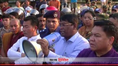 স্থানীয়দের বিক্ষোভের মুখে ভেঙে ফেলা বৌদ্ধ মন্দির ও বুদ্ধ মূর্তি পুনর্নিমাণের আশ্বাস দেন খাগড়াছড়ি জেলা প্রশাসক