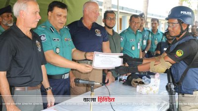 ক্রাইসিস রেসপন্স টিম সদস্যদের মাঝে সনদ বিতরণ