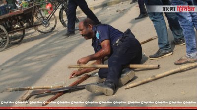 পোস্তগোলা ব্রিজে শ্রমিক-পুলিশ সংঘর্ষ
