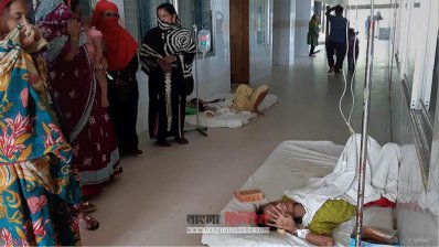 অসহায় দুই নারী রোগীকে উদ্ধার করে নিয়ে এসে অযত্নে মেঝেতে রাখা হয়েছে