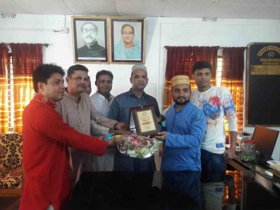 হাকিমপুর থানার কর্মকর্তাদের হাতে পুরস্কার তুলে দেওয়া হচ্ছে