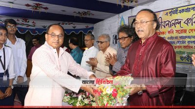 জীবনানন্দ কবিতা মেলায় এএইচএম খায়রুজ্জামান লিটন (ছবি&ndash; প্রতিনিধি)
