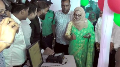 ইভিএম প্রদশর্নীর উদ্বোধন করছেন ইসি কবিতা খানম