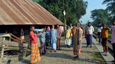 স্থানীয়রা নিজ উদ্যোগে ট্রেন আসা-যাওয়ার খবর মাইকিং করেন