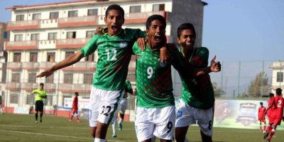 (বাঁ থেকে) শাকিল, রাসেল আর মেহেদীর গোলের উল্লাস