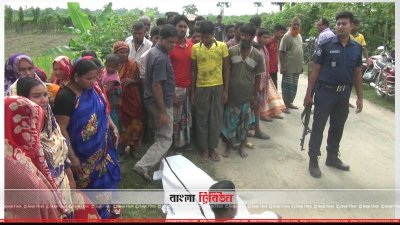 ঘটনাস্থলে চরমপন্থী নেতার মরদেহ, এলাকাবাসী ও পুলিশ