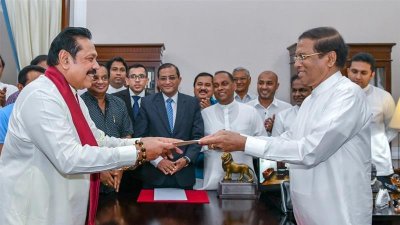 শ্রীলঙ্কার প্রধানমন্ত্রী বরখাস্ত, দায়িত্ব নিলেন রাজাপাকসে