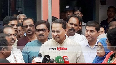 কুষ্টিয়ার ভেড়ামারায় সাংবাদিকদের প্রশ্নের জবাব দিচ্ছেন ইনু