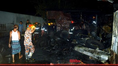 রংপুরে টায়ারের গোডাউনে আগুন