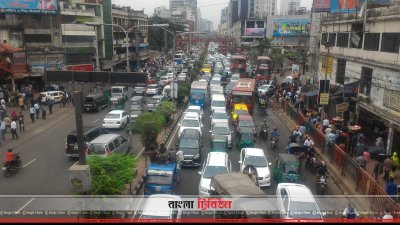 রাজধানীর সড়কজুড়ে ব্যক্তিগত ও অ্যাপসভিত্তিক গাড়ি। (ছবি: নাসিরুল ইসলাম)