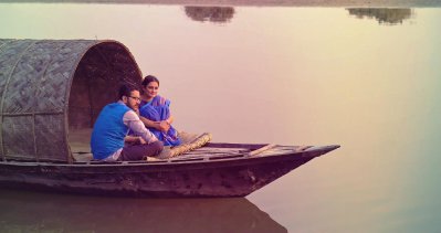 একটি দৃশ্যে পরমব্রত ও অপর্ণা ঘোষ