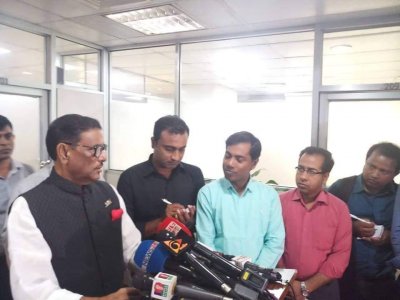 সেতুভবনে সাংবাদিকদের সঙ্গে কথা বলছেন ওবায়দুল কাদের