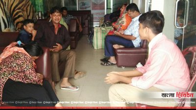 ভারতে ফেরার জন্য বাস না পেয়ে কাউন্টারে অবস্থান করছেন যাত্রীরা