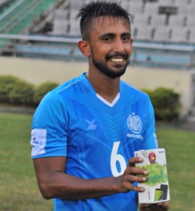 ম্যাচসেরার পুরস্কার হাতে মামুনুল