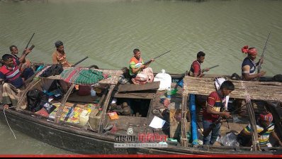 অস্ত্র হাতে ছাত্তার বাহিনীর মহড়া