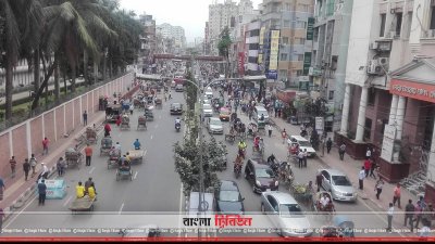 প্রাইভেট কার ও রিকশার দখলে রাজপথ