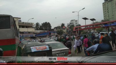 ফার্মগেটে গণপরিবহন না পেয়ে যাত্রীদের দুর্ভোগ