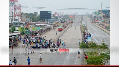 সড়কে প্রাইভেট কার আটকে হয়রানি করছে শ্রমিকরা