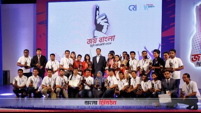 জয় বাংলা পুরস্কার বিজয়ীদের সঙ্গে সজীব ওয়াজেদ জয়।