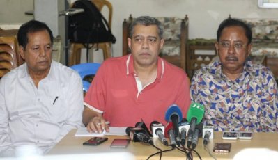 বিকল্পধারার সংবাদ সম্মেলনে বক্তব্য রাখছেন মাহী বি চৌধুরী