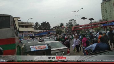 গণপরিবহন না থাকায় ভোগান্তিতে যাত্রীরা 