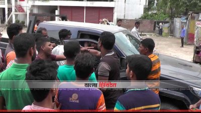 রংপুরে পরিবহণ শ্রমিকরা প্রাইভেট কার চলাচলে বাধা দিচ্ছে 