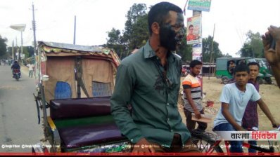 ঠাকুরগাঁওয়ে একজন রিকশাচালকের মুখে পোড়া মোবিল মেখে দেন পরিবহন শ্রমিকরা