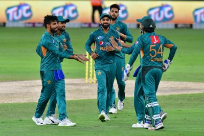 অস্ট্রেলিয়ার মিডল অর্ডার ধসে দেন শাদাব