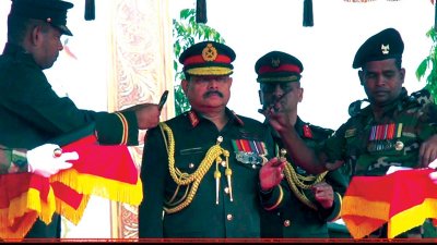 বগুড়ায় সেনাবাহিনী প্রধান জেনারেল আজিজ আহমেদকে সাঁজোয়া কোরের কর্নেল কমান্ড্যান্ট র&zwnj;্যাংক ব্যাজ পরানো হয়। ছবি আইএসপিআর এর সৌজন্যে