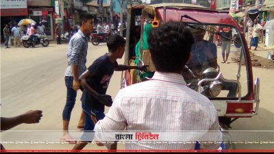 অটোরিকশা চালকের মুখে পোড়া মবিল লাগাচ্ছে আন্দোলনকারীরা